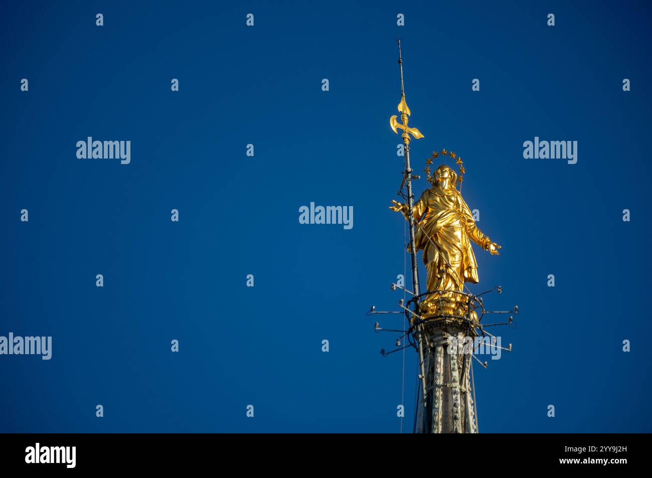 Milano, Italia. 20 dicembre 2024. Il forte vento pulisce l'aria sulla cittàà vista dalle terrazza del Duomo - Milano, Italia - Venerdì, 20 dicembre 2024 (foto Stefano porta/LaPresse) il forte vento pulisce l'aria sulla città - Milano, Italia - venerdì 20 dicembre 2024 (foto Stefano porta/LaPresse) credito: LaPresse/Alamy Live News Foto Stock