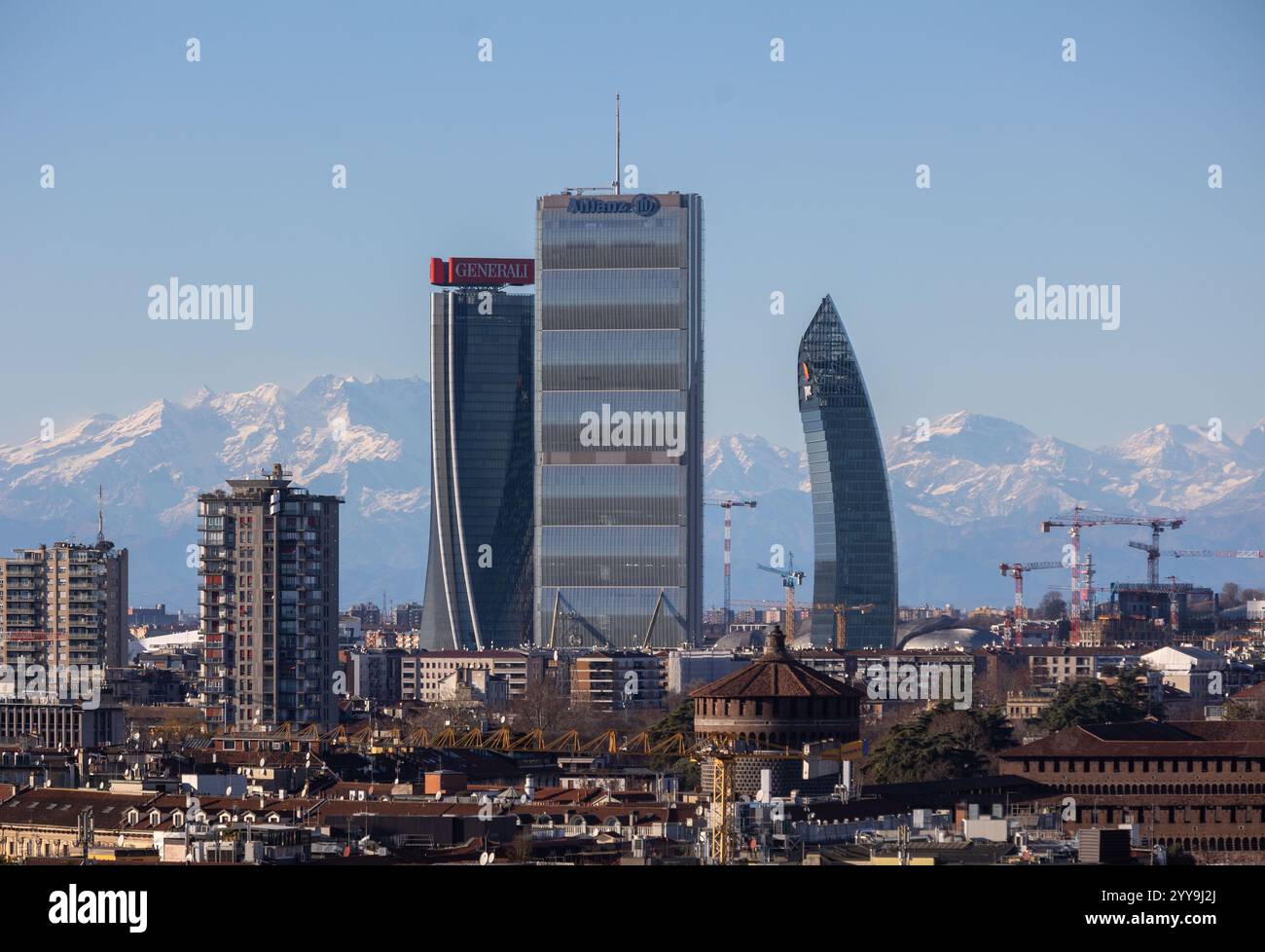 Milano, Italia. 20 dicembre 2024. Il forte vento pulisce l'aria sulla cittàà vista dalle terrazza del Duomo - Milano, Italia - Venerdì, 20 dicembre 2024 (foto Stefano porta/LaPresse) il forte vento pulisce l'aria sulla città - Milano, Italia - venerdì 20 dicembre 2024 (foto Stefano porta/LaPresse) credito: LaPresse/Alamy Live News Foto Stock