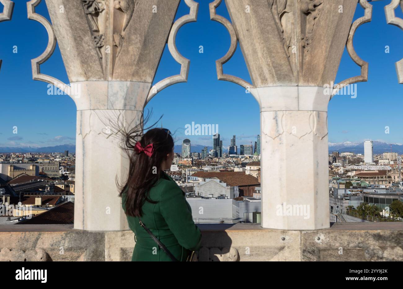 Milano, Italia. 20 dicembre 2024. Il forte vento pulisce l'aria sulla cittàà vista dalle terrazza del Duomo - Milano, Italia - Venerdì, 20 dicembre 2024 (foto Stefano porta/LaPresse) il forte vento pulisce l'aria sulla città - Milano, Italia - venerdì 20 dicembre 2024 (foto Stefano porta/LaPresse) credito: LaPresse/Alamy Live News Foto Stock