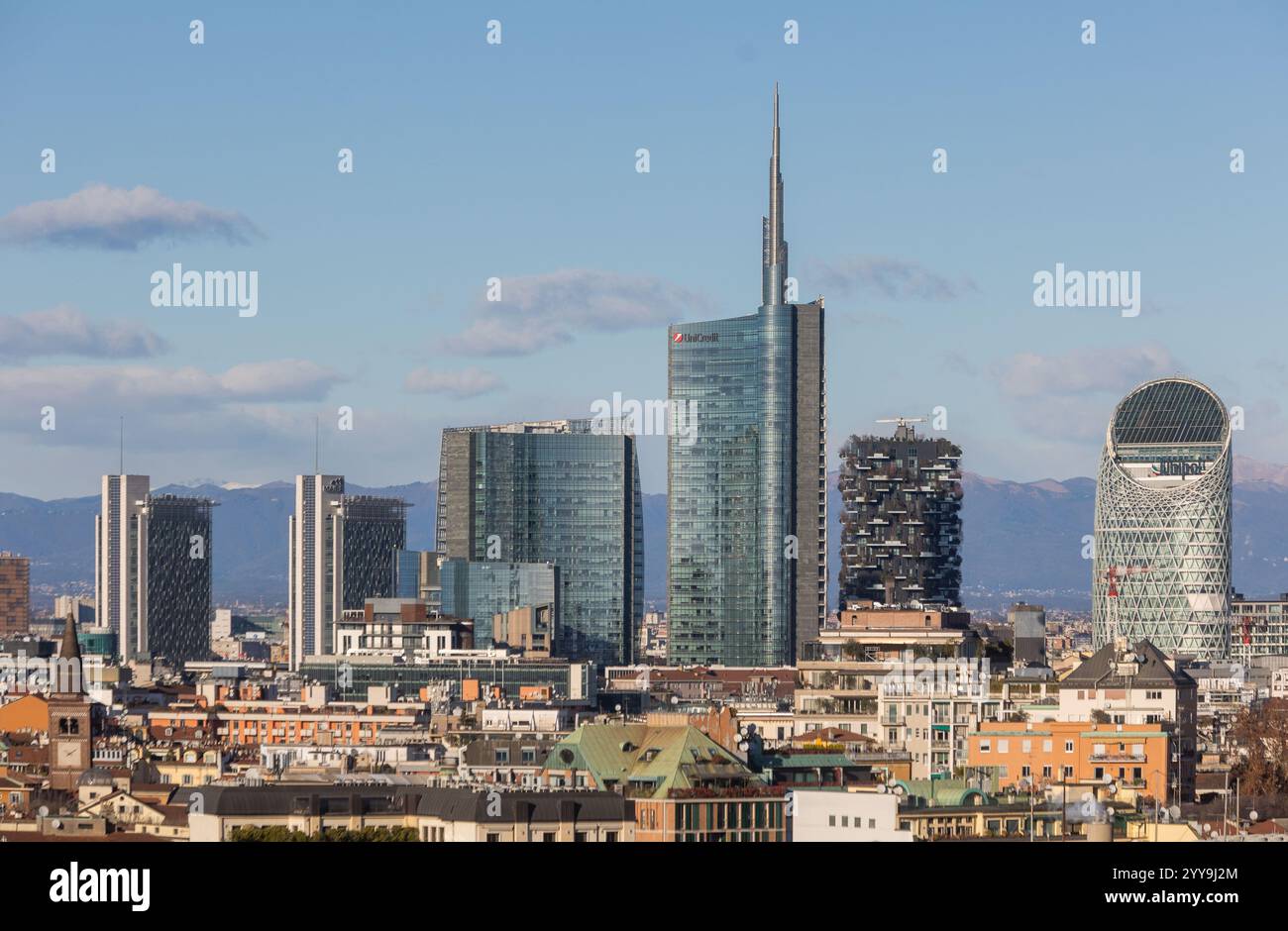 Milano, Italia. 20 dicembre 2024. Il forte vento pulisce l'aria sulla cittàà vista dalle terrazza del Duomo - Milano, Italia - Venerdì, 20 dicembre 2024 (foto Stefano porta/LaPresse) il forte vento pulisce l'aria sulla città - Milano, Italia - venerdì 20 dicembre 2024 (foto Stefano porta/LaPresse) credito: LaPresse/Alamy Live News Foto Stock