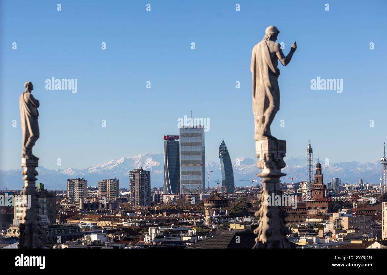 Milano, Italia. 20 dicembre 2024. Il forte vento pulisce l'aria sulla cittàà vista dalle terrazza del Duomo - Milano, Italia - Venerdì, 20 dicembre 2024 (foto Stefano porta/LaPresse) il forte vento pulisce l'aria sulla città - Milano, Italia - venerdì 20 dicembre 2024 (foto Stefano porta/LaPresse) credito: LaPresse/Alamy Live News Foto Stock