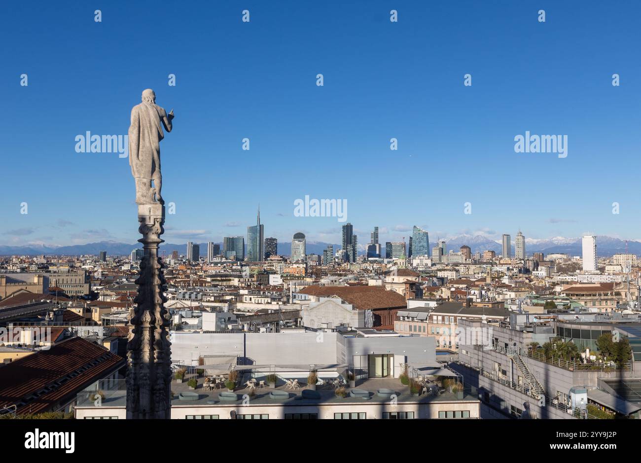 Milano, Italia. 20 dicembre 2024. Il forte vento pulisce l'aria sulla cittàà vista dalle terrazza del Duomo - Milano, Italia - Venerdì, 20 dicembre 2024 (foto Stefano porta/LaPresse) il forte vento pulisce l'aria sulla città - Milano, Italia - venerdì 20 dicembre 2024 (foto Stefano porta/LaPresse) credito: LaPresse/Alamy Live News Foto Stock