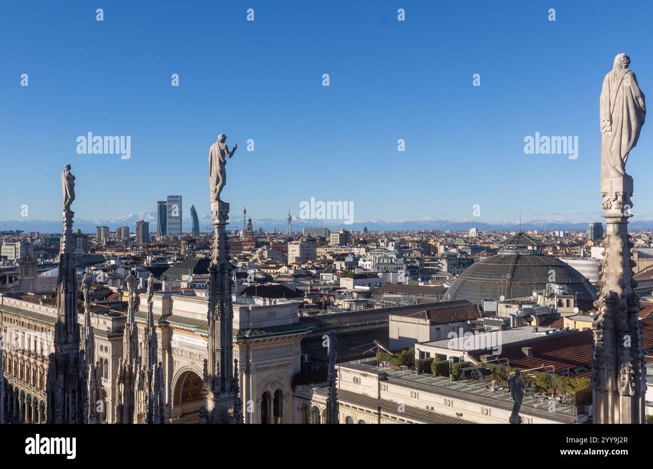 Milano, Italia. 20 dicembre 2024. Il forte vento pulisce l'aria sulla cittàà vista dalle terrazza del Duomo - Milano, Italia - Venerdì, 20 dicembre 2024 (foto Stefano porta/LaPresse) il forte vento pulisce l'aria sulla città - Milano, Italia - venerdì 20 dicembre 2024 (foto Stefano porta/LaPresse) credito: LaPresse/Alamy Live News Foto Stock