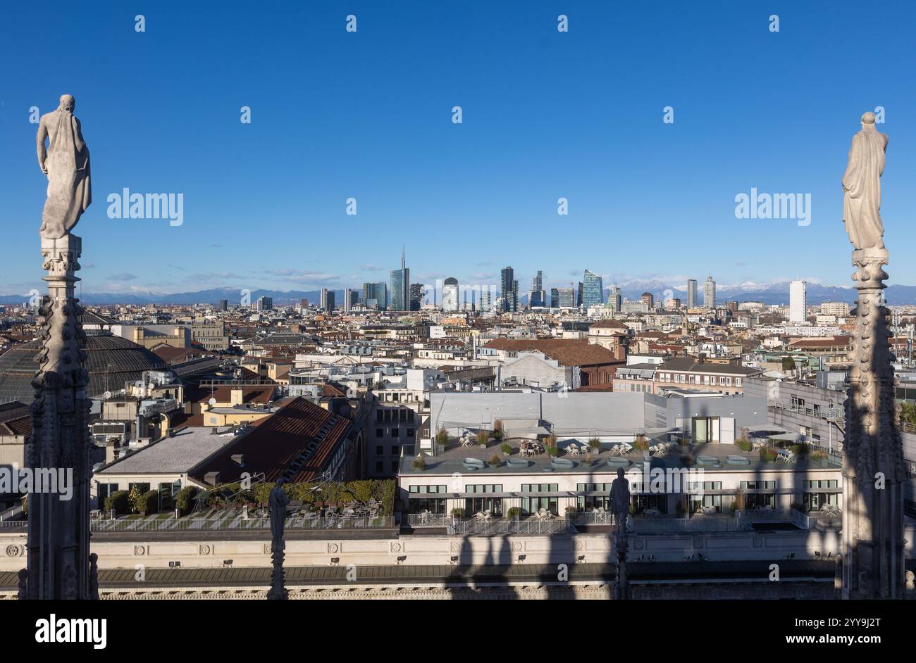 Milano, Italia. 20 dicembre 2024. Il forte vento pulisce l'aria sulla cittàà vista dalle terrazza del Duomo - Milano, Italia - Venerdì, 20 dicembre 2024 (foto Stefano porta/LaPresse) il forte vento pulisce l'aria sulla città - Milano, Italia - venerdì 20 dicembre 2024 (foto Stefano porta/LaPresse) credito: LaPresse/Alamy Live News Foto Stock