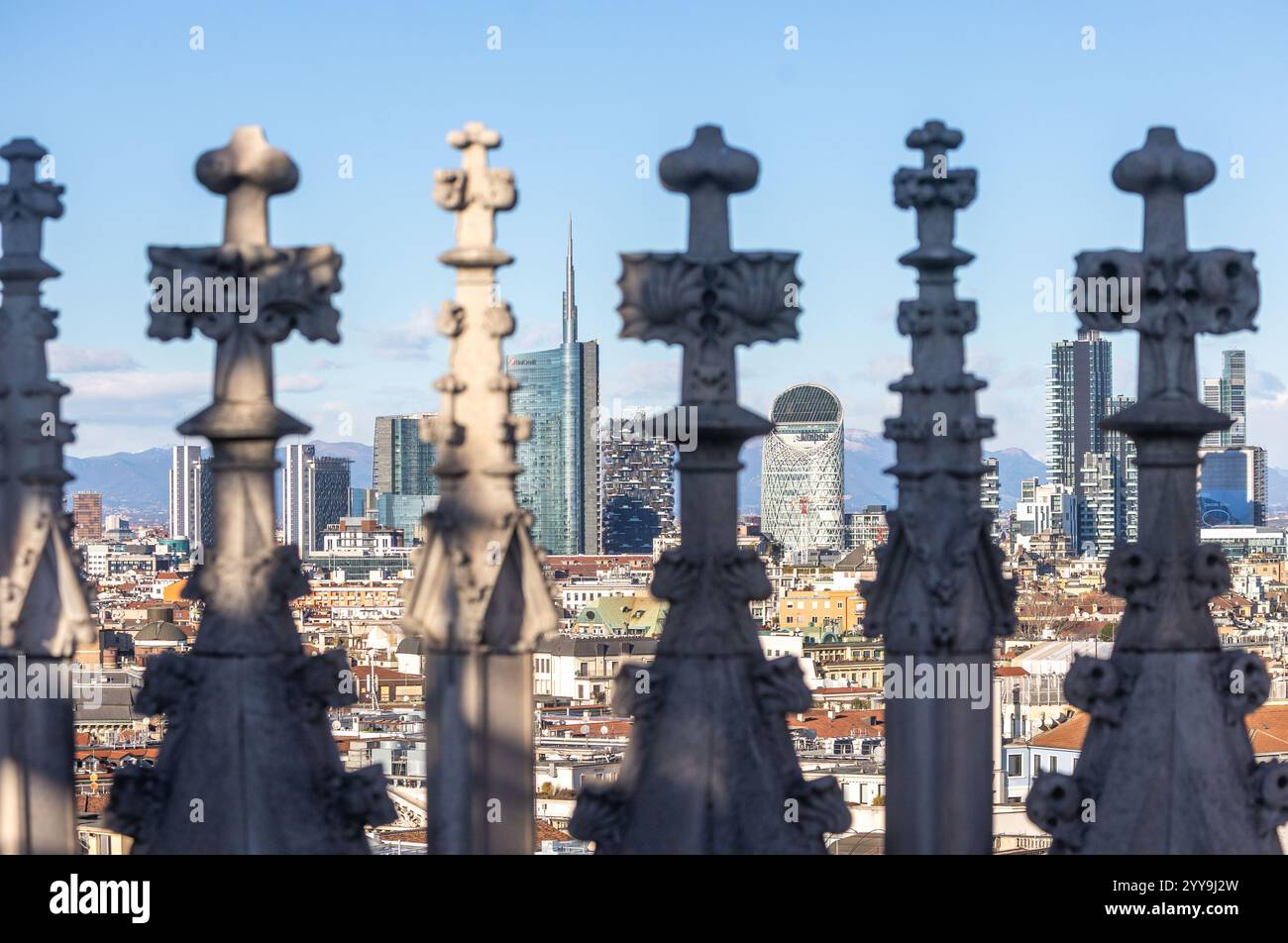 Milano, Italia. 20 dicembre 2024. Il forte vento pulisce l'aria sulla cittàà vista dalle terrazza del Duomo - Milano, Italia - Venerdì, 20 dicembre 2024 (foto Stefano porta/LaPresse) il forte vento pulisce l'aria sulla città - Milano, Italia - venerdì 20 dicembre 2024 (foto Stefano porta/LaPresse) credito: LaPresse/Alamy Live News Foto Stock
