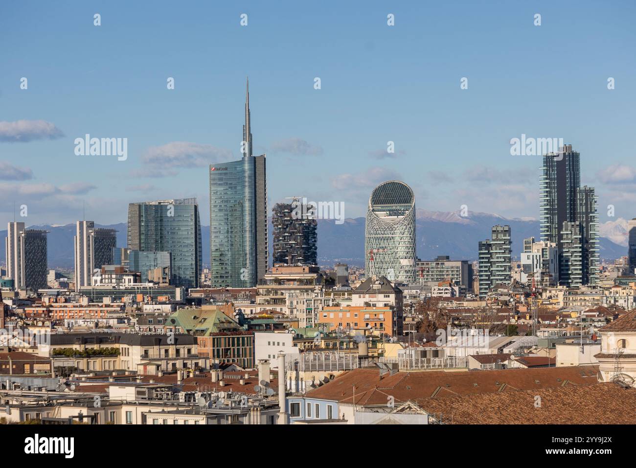 Milano, Italia. 20 dicembre 2024. Il forte vento pulisce l'aria sulla cittàà vista dalle terrazza del Duomo - Milano, Italia - Venerdì, 20 dicembre 2024 (foto Stefano porta/LaPresse) il forte vento pulisce l'aria sulla città - Milano, Italia - venerdì 20 dicembre 2024 (foto Stefano porta/LaPresse) credito: LaPresse/Alamy Live News Foto Stock