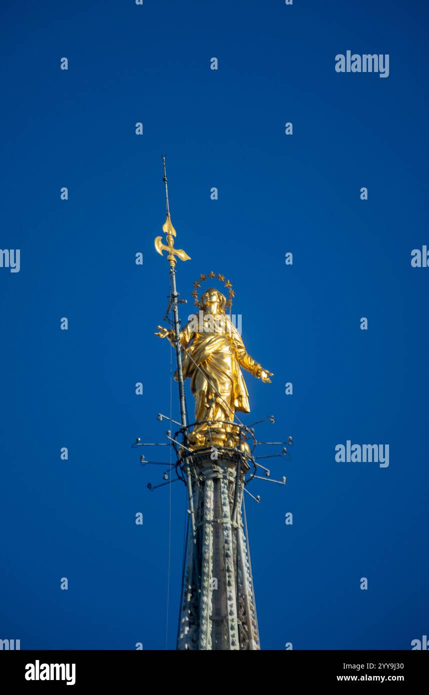 Milano, Italia. 20 dicembre 2024. Il forte vento pulisce l'aria sulla cittàà vista dalle terrazza del Duomo - Milano, Italia - Venerdì, 20 dicembre 2024 (foto Stefano porta/LaPresse) il forte vento pulisce l'aria sulla città - Milano, Italia - venerdì 20 dicembre 2024 (foto Stefano porta/LaPresse) credito: LaPresse/Alamy Live News Foto Stock
