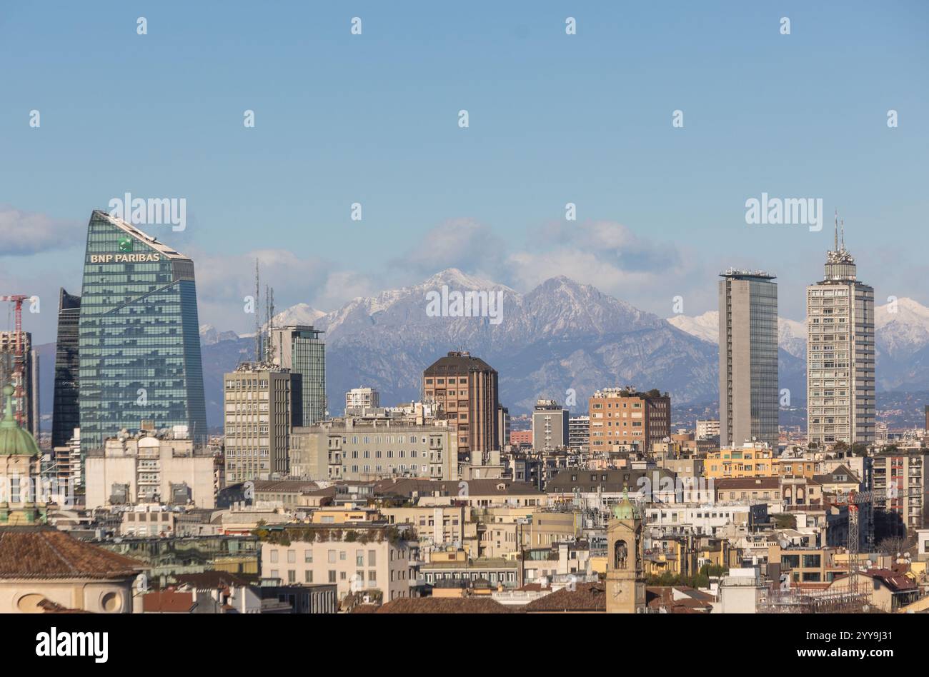 Milano, Italia. 20 dicembre 2024. Il forte vento pulisce l'aria sulla cittàà vista dalle terrazza del Duomo - Milano, Italia - Venerdì, 20 dicembre 2024 (foto Stefano porta/LaPresse) il forte vento pulisce l'aria sulla città - Milano, Italia - venerdì 20 dicembre 2024 (foto Stefano porta/LaPresse) credito: LaPresse/Alamy Live News Foto Stock