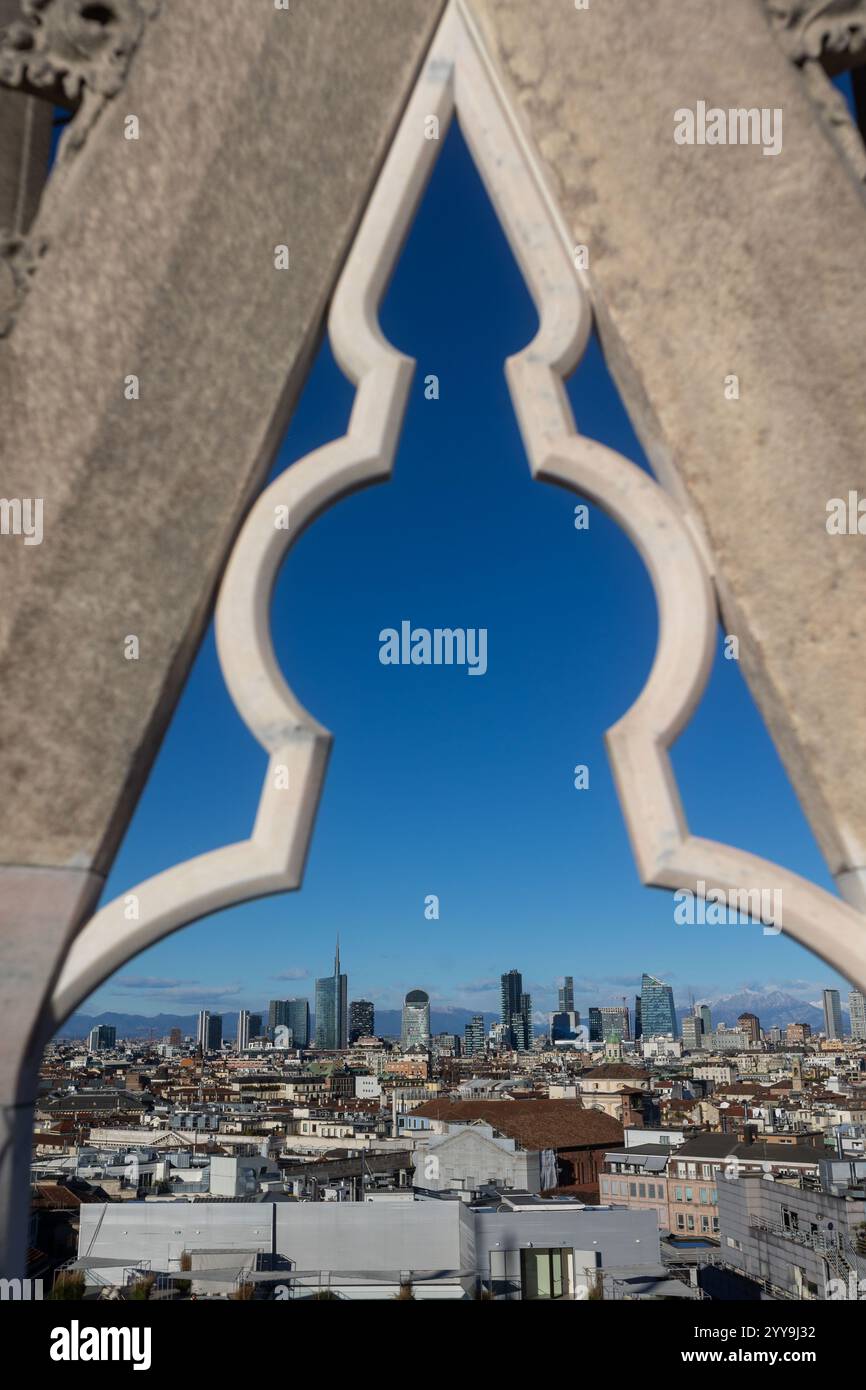 Milano, Italia. 20 dicembre 2024. Il forte vento pulisce l'aria sulla cittàà vista dalle terrazza del Duomo - Milano, Italia - Venerdì, 20 dicembre 2024 (foto Stefano porta/LaPresse) il forte vento pulisce l'aria sulla città - Milano, Italia - venerdì 20 dicembre 2024 (foto Stefano porta/LaPresse) credito: LaPresse/Alamy Live News Foto Stock