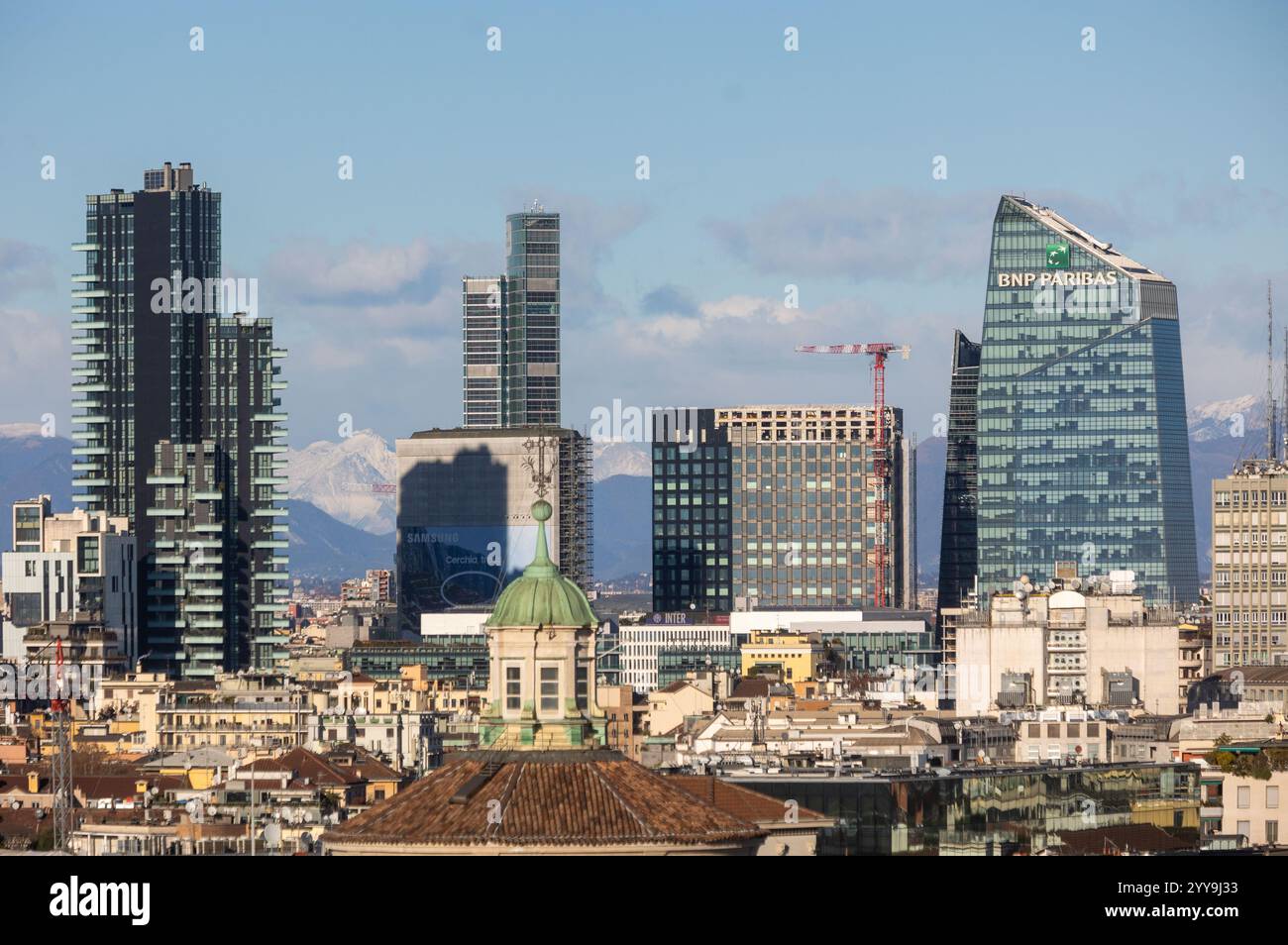 Milano, Italia. 20 dicembre 2024. Il forte vento pulisce l'aria sulla cittàà vista dalle terrazza del Duomo - Milano, Italia - Venerdì, 20 dicembre 2024 (foto Stefano porta/LaPresse) il forte vento pulisce l'aria sulla città - Milano, Italia - venerdì 20 dicembre 2024 (foto Stefano porta/LaPresse) credito: LaPresse/Alamy Live News Foto Stock