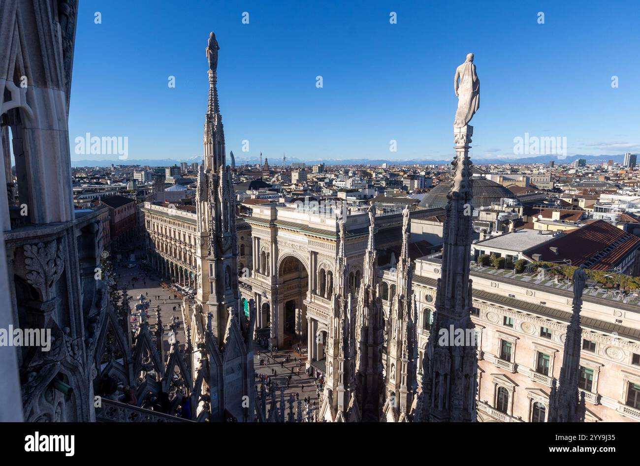 Milano, Italia. 20 dicembre 2024. Il forte vento pulisce l'aria sulla cittàà vista dalle terrazza del Duomo - Milano, Italia - Venerdì, 20 dicembre 2024 (foto Stefano porta/LaPresse) il forte vento pulisce l'aria sulla città - Milano, Italia - venerdì 20 dicembre 2024 (foto Stefano porta/LaPresse) credito: LaPresse/Alamy Live News Foto Stock