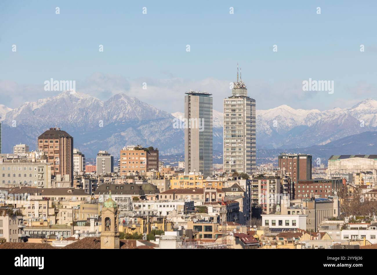 Milano, Italia. 20 dicembre 2024. Il forte vento pulisce l'aria sulla cittàà vista dalle terrazza del Duomo - Milano, Italia - Venerdì, 20 dicembre 2024 (foto Stefano porta/LaPresse) il forte vento pulisce l'aria sulla città - Milano, Italia - venerdì 20 dicembre 2024 (foto Stefano porta/LaPresse) credito: LaPresse/Alamy Live News Foto Stock