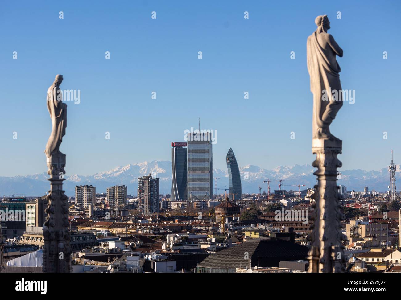 Milano, Italia. 20 dicembre 2024. Il forte vento pulisce l'aria sulla cittàà vista dalle terrazza del Duomo - Milano, Italia - Venerdì, 20 dicembre 2024 (foto Stefano porta/LaPresse) il forte vento pulisce l'aria sulla città - Milano, Italia - venerdì 20 dicembre 2024 (foto Stefano porta/LaPresse) credito: LaPresse/Alamy Live News Foto Stock