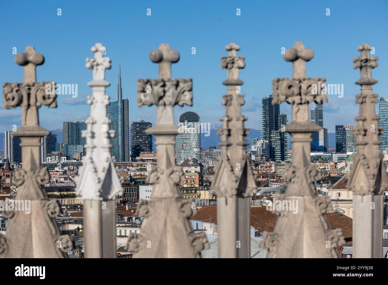Milano, Italia. 20 dicembre 2024. Il forte vento pulisce l'aria sulla cittàà vista dalle terrazza del Duomo - Milano, Italia - Venerdì, 20 dicembre 2024 (foto Stefano porta/LaPresse) il forte vento pulisce l'aria sulla città - Milano, Italia - venerdì 20 dicembre 2024 (foto Stefano porta/LaPresse) credito: LaPresse/Alamy Live News Foto Stock