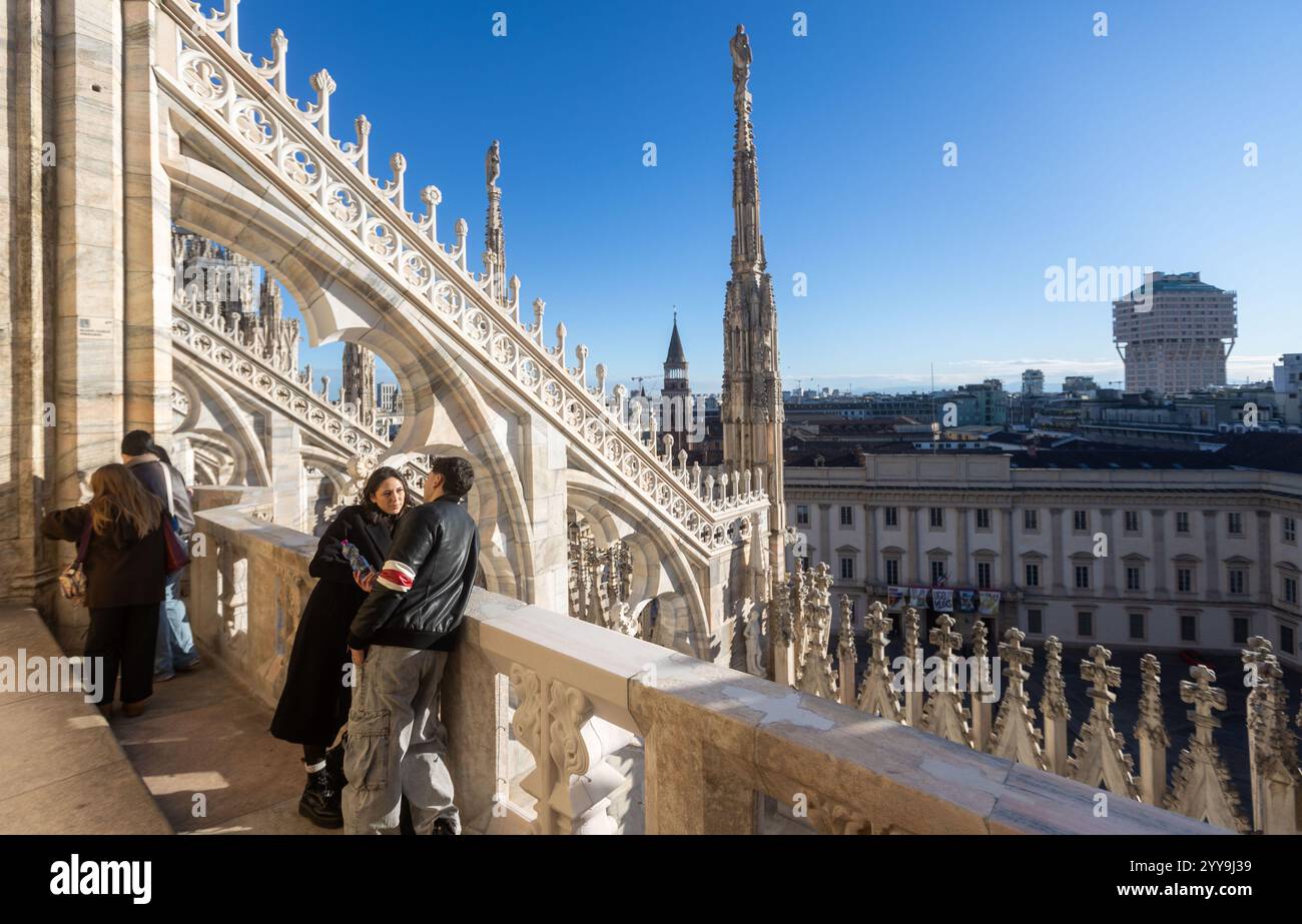 Milano, Italia. 20 dicembre 2024. Il forte vento pulisce l'aria sulla cittàà vista dalle terrazza del Duomo - Milano, Italia - Venerdì, 20 dicembre 2024 (foto Stefano porta/LaPresse) il forte vento pulisce l'aria sulla città - Milano, Italia - venerdì 20 dicembre 2024 (foto Stefano porta/LaPresse) credito: LaPresse/Alamy Live News Foto Stock