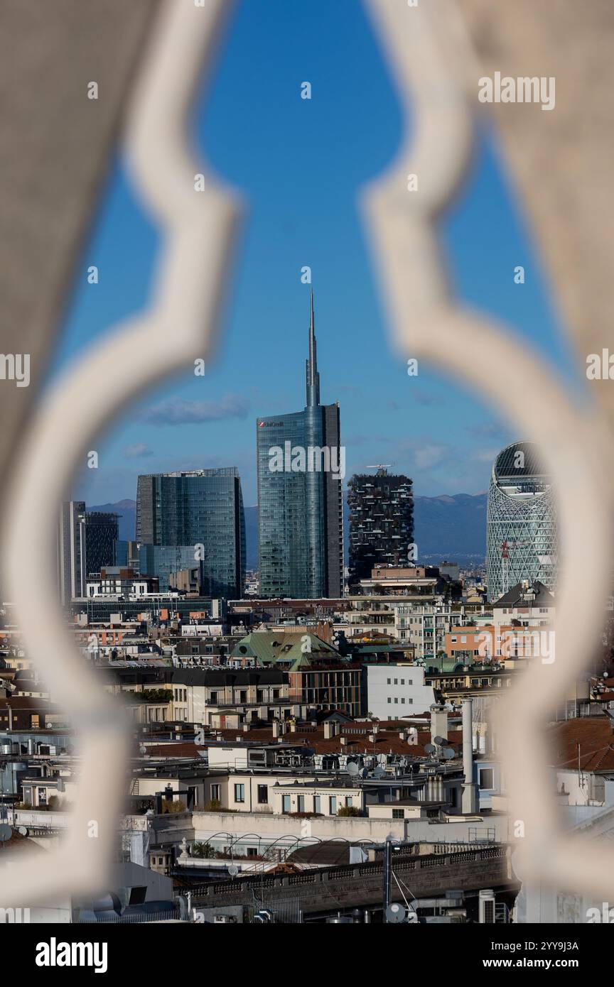 Milano, Italia. 20 dicembre 2024. Il forte vento pulisce l'aria sulla cittàà vista dalle terrazza del Duomo - Milano, Italia - Venerdì, 20 dicembre 2024 (foto Stefano porta/LaPresse) il forte vento pulisce l'aria sulla città - Milano, Italia - venerdì 20 dicembre 2024 (foto Stefano porta/LaPresse) credito: LaPresse/Alamy Live News Foto Stock
