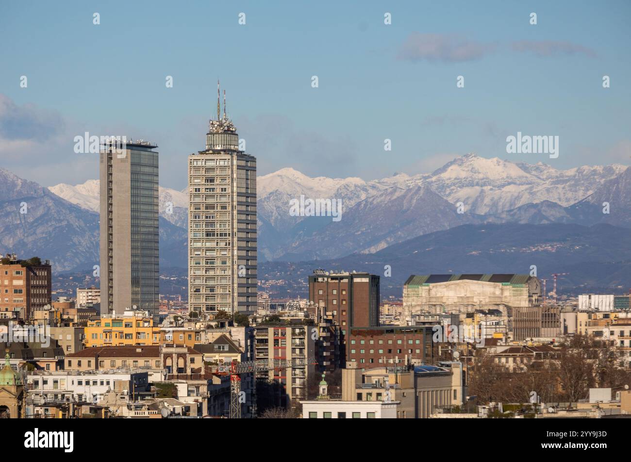 Milano, Italia. 20 dicembre 2024. Il forte vento pulisce l'aria sulla cittàà vista dalle terrazza del Duomo - Milano, Italia - Venerdì, 20 dicembre 2024 (foto Stefano porta/LaPresse) il forte vento pulisce l'aria sulla città - Milano, Italia - venerdì 20 dicembre 2024 (foto Stefano porta/LaPresse) credito: LaPresse/Alamy Live News Foto Stock