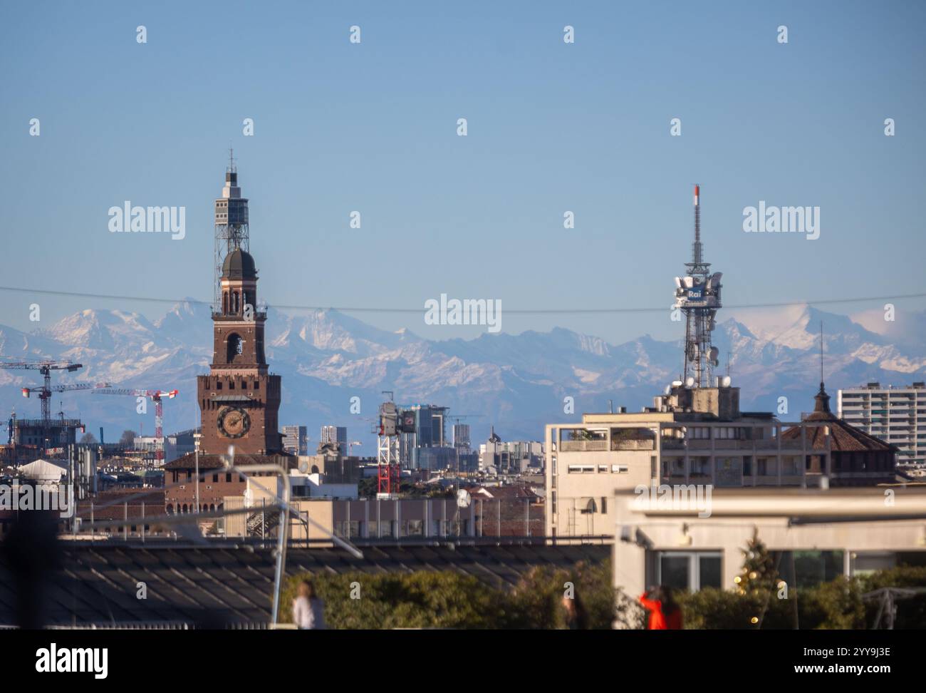 Milano, Italia. 20 dicembre 2024. Il forte vento pulisce l'aria sulla cittàà vista dalle terrazza del Duomo - Milano, Italia - Venerdì, 20 dicembre 2024 (foto Stefano porta/LaPresse) il forte vento pulisce l'aria sulla città - Milano, Italia - venerdì 20 dicembre 2024 (foto Stefano porta/LaPresse) credito: LaPresse/Alamy Live News Foto Stock