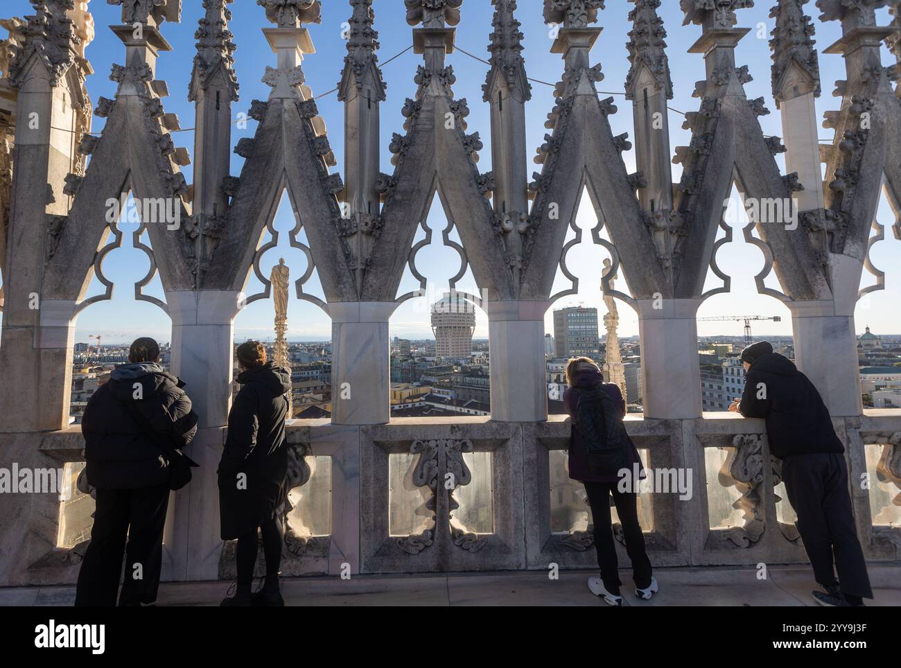 Milano, Italia. 20 dicembre 2024. Il forte vento pulisce l'aria sulla cittàà vista dalle terrazza del Duomo - Milano, Italia - Venerdì, 20 dicembre 2024 (foto Stefano porta/LaPresse) il forte vento pulisce l'aria sulla città - Milano, Italia - venerdì 20 dicembre 2024 (foto Stefano porta/LaPresse) credito: LaPresse/Alamy Live News Foto Stock