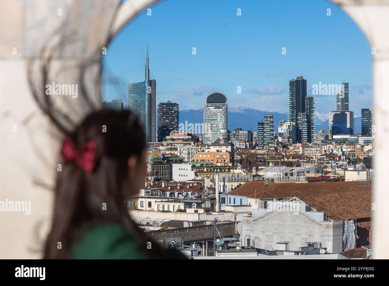 Milano, Italia. 20 dicembre 2024. Il forte vento pulisce l'aria sulla cittàà vista dalle terrazza del Duomo - Milano, Italia - Venerdì, 20 dicembre 2024 (foto Stefano porta/LaPresse) il forte vento pulisce l'aria sulla città - Milano, Italia - venerdì 20 dicembre 2024 (foto Stefano porta/LaPresse) credito: LaPresse/Alamy Live News Foto Stock