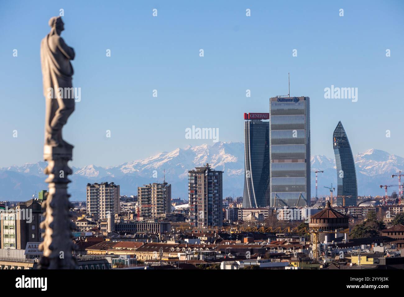Milano, Italia. 20 dicembre 2024. Il forte vento pulisce l'aria sulla cittàà vista dalle terrazza del Duomo - Milano, Italia - Venerdì, 20 dicembre 2024 (foto Stefano porta/LaPresse) il forte vento pulisce l'aria sulla città - Milano, Italia - venerdì 20 dicembre 2024 (foto Stefano porta/LaPresse) credito: LaPresse/Alamy Live News Foto Stock