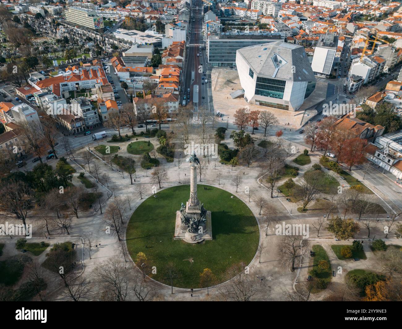 Porto, Portogallo - 16 dicembre 2024: Veduta aerea di Porto con drone, l'iconica sala concerti moderna della Casa della musica del Portogallo e il paesaggio urbano circostante Foto Stock