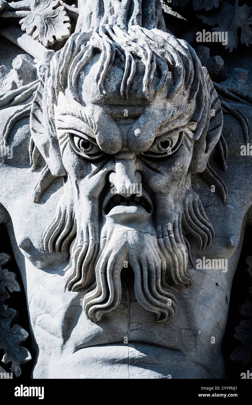 Tritone all'ingresso del Palazzo di pena, Sintra, Portogallo di un mostro - mezzo uomo, mezzo pesce Foto Stock