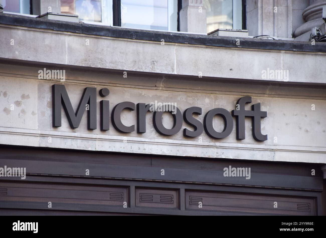 Londra, Regno Unito. 20 dicembre 2024. Logo Microsoft nel negozio di Oxford Circus. Credito: Vuk Valcic/Alamy Foto Stock