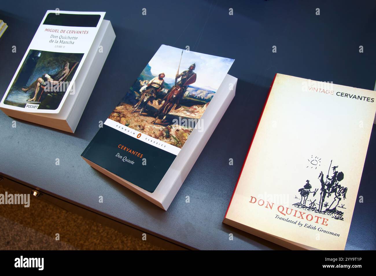 Tre copie cartacee di Don Chisciotte de la Mancha di Miguel de Cervantes pubblicate per la prima volta nel 1605 nel negozio del Palazzo reale di Madrid Spagna Europa Foto Stock Tre copie cartacee di Don Chisciotte de la Mancha di Miguel de Cervantes pubblicate per la prima volta nel 1605 nel negozio del Palazzo reale di Madrid Spagna Europa Foto Stock