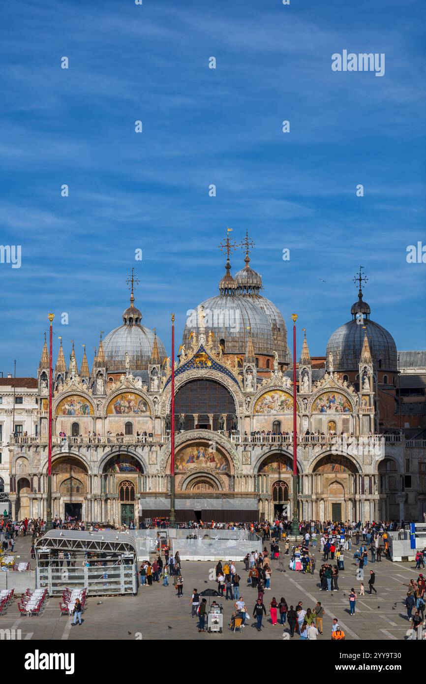 Basilica di San Marco nella città di Venezia, Italia. Cattedrale patriarcale Basilica di San Marco e persone in Piazza San Marco - Piazza San Marco. Foto Stock