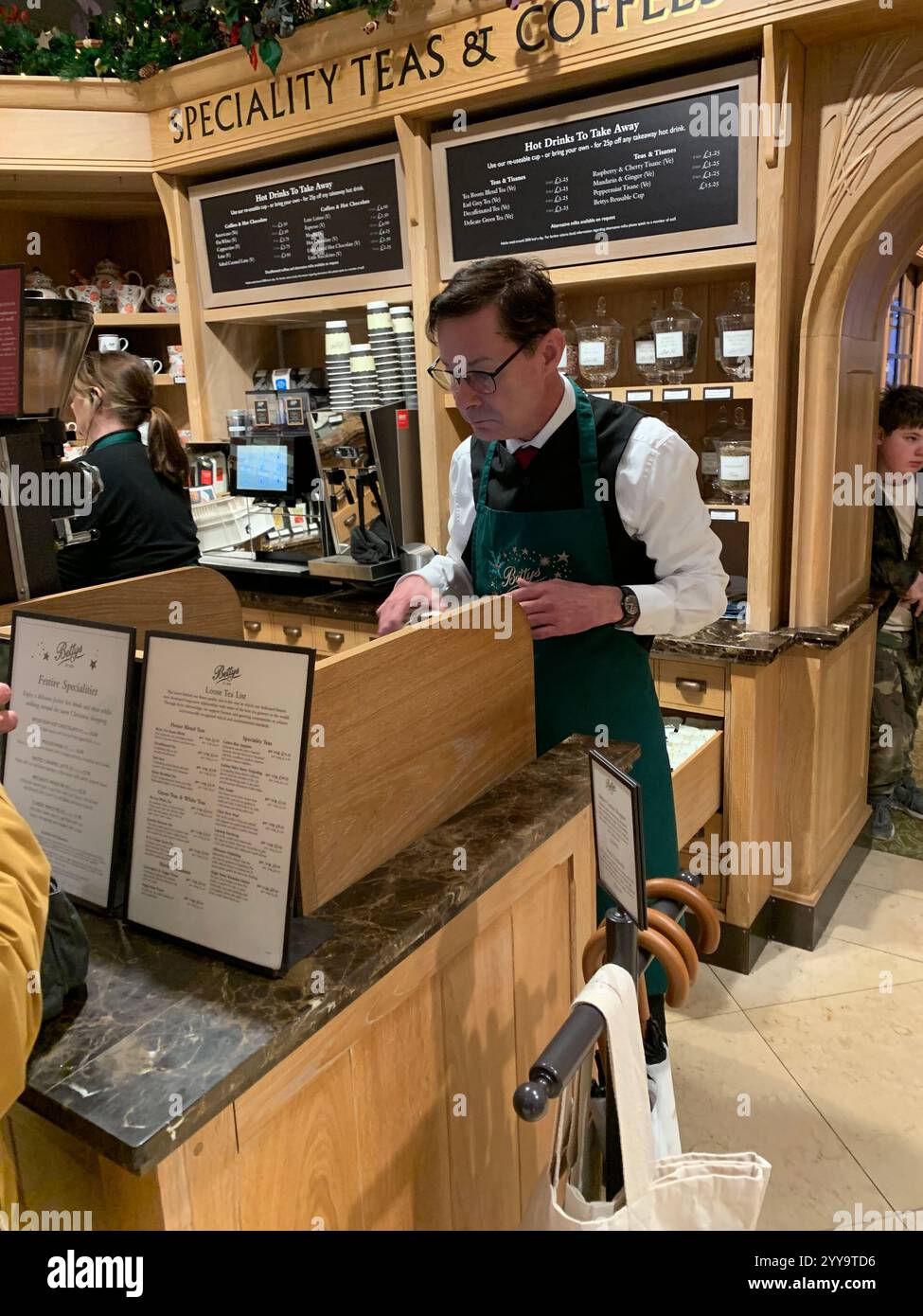 Betty Tea Shop a Ilkley Yorkshire Inghilterra cibo che mangia tazza di tè pomeridiano, piattino, panna, focaccine, torte, cameriera all'interno dello stand shop persone - Immagine stock catturata con smartphone
