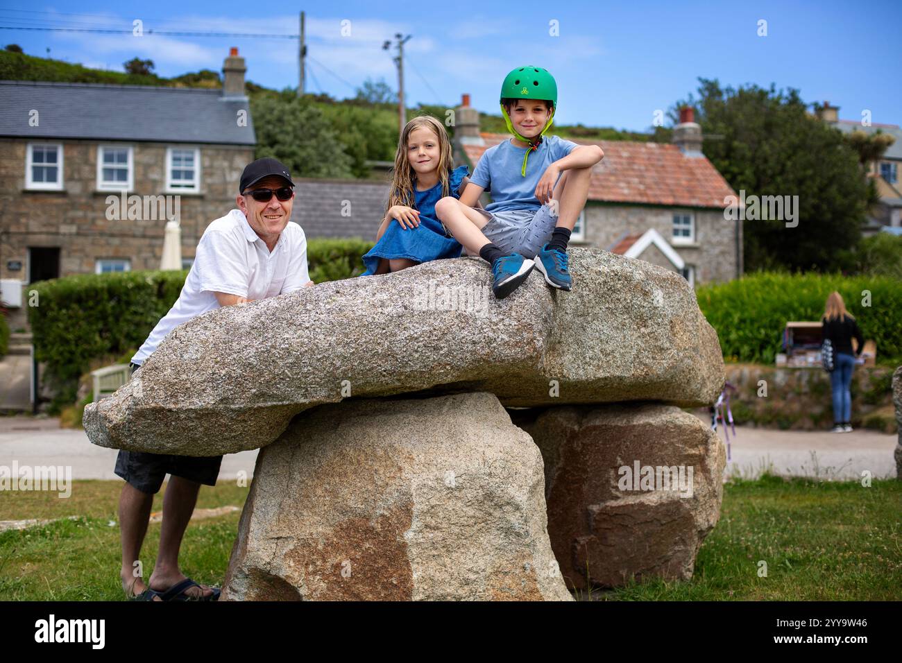 un padre orgoglioso con i suoi due figli Foto Stock