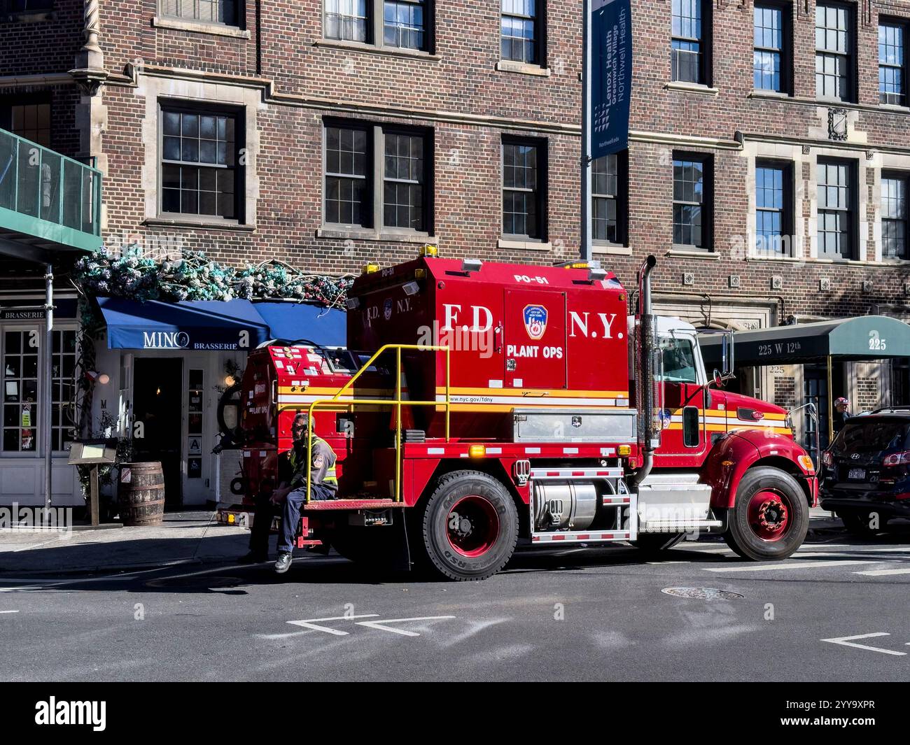 Il camion FDNY Plant Ops, utilizzato dal Bureau of Plant Operations dei Vigili del fuoco di New York City per supportare e installare le comunicazioni del reparto Foto Stock