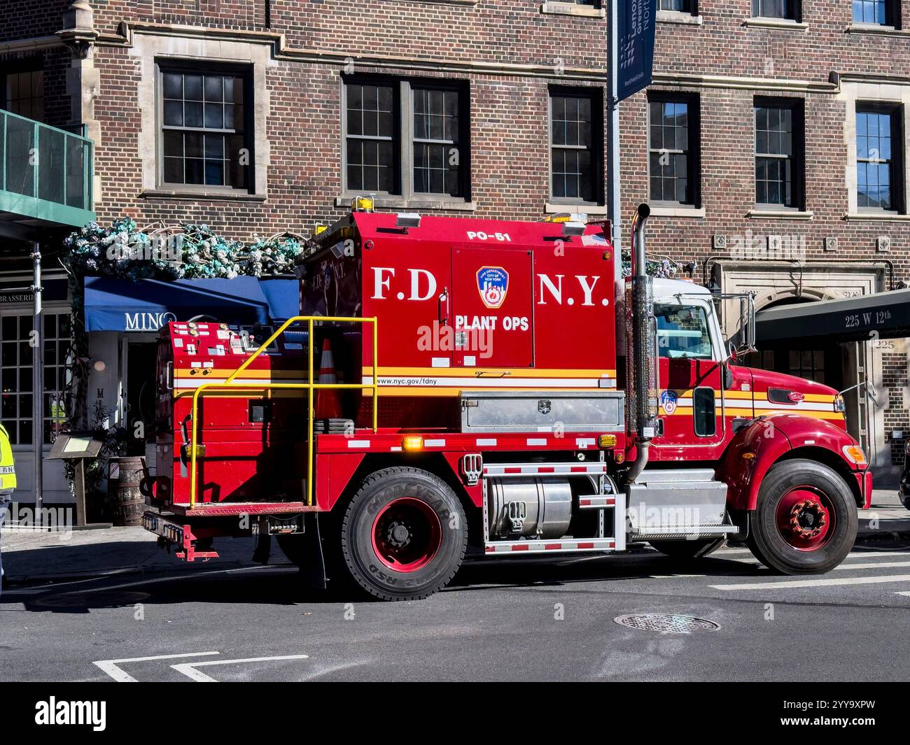 Il camion FDNY Plant Ops, utilizzato dal Bureau of Plant Operations dei Vigili del fuoco di New York City per supportare e installare le comunicazioni del reparto Foto Stock