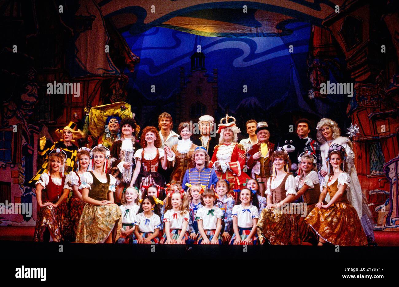 La compagnia completa con Bonnie Langford (Cenerentola), Paul Nicholas (Buttons) a CENERENTOLA al New Wimbledon Theatre, Londra SW19 19/12/1984 design: Alan Miller Bunford coreografo e regista: Carole Todd Foto Stock