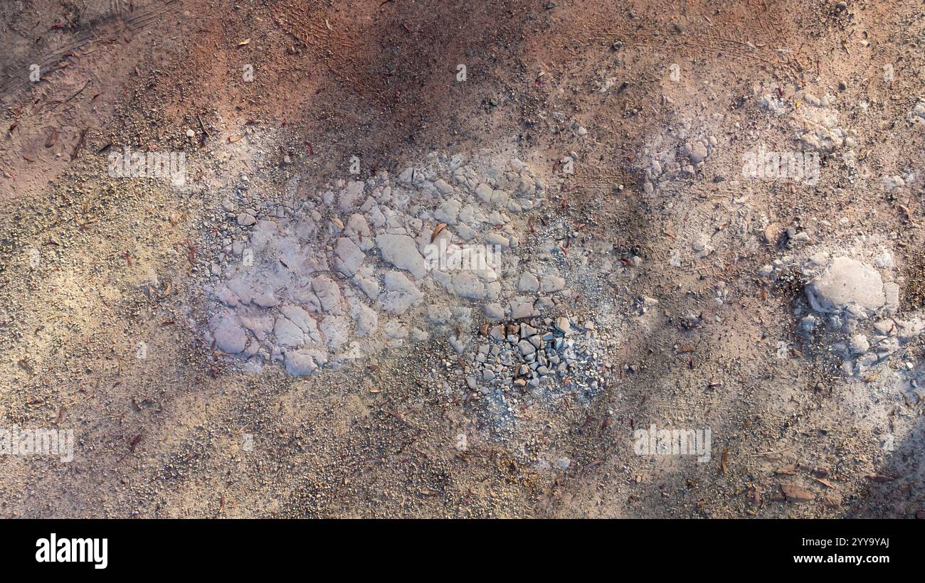 Fotografia aerea dei droni di rocce rotte causate da veicoli pesanti su una strada sterrata in un'area regionale delle Blue Mountains in Australia. Foto Stock