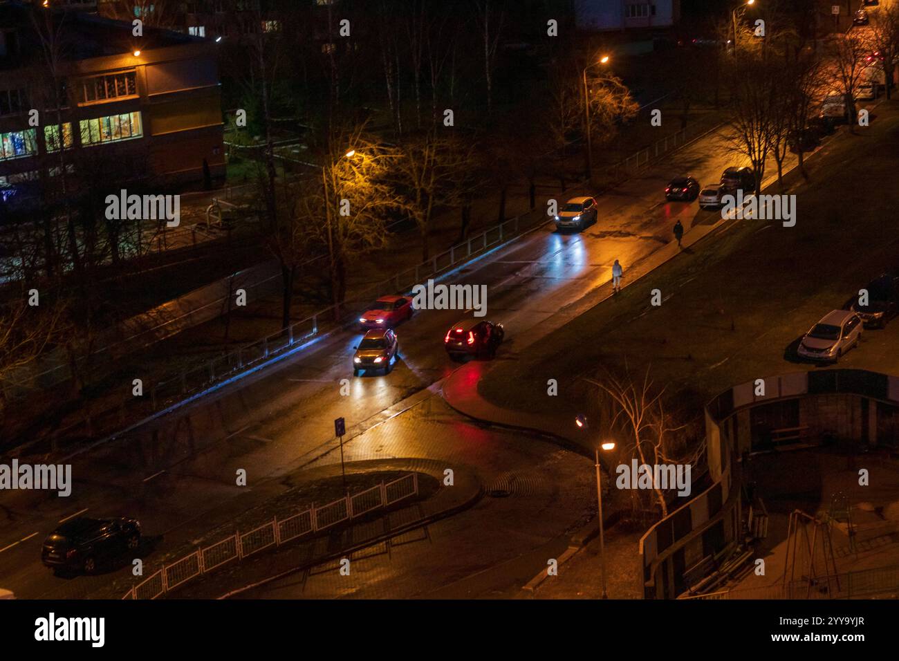Le auto si muovono sulla strada notturna. Foto Stock