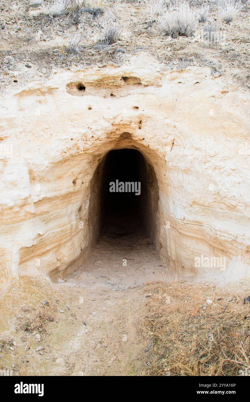 Ingresso a una miniera di talco abbandonata nel deserto del Nevada settentrionale appena fuori dalla riserva del lago Pyramid Foto Stock