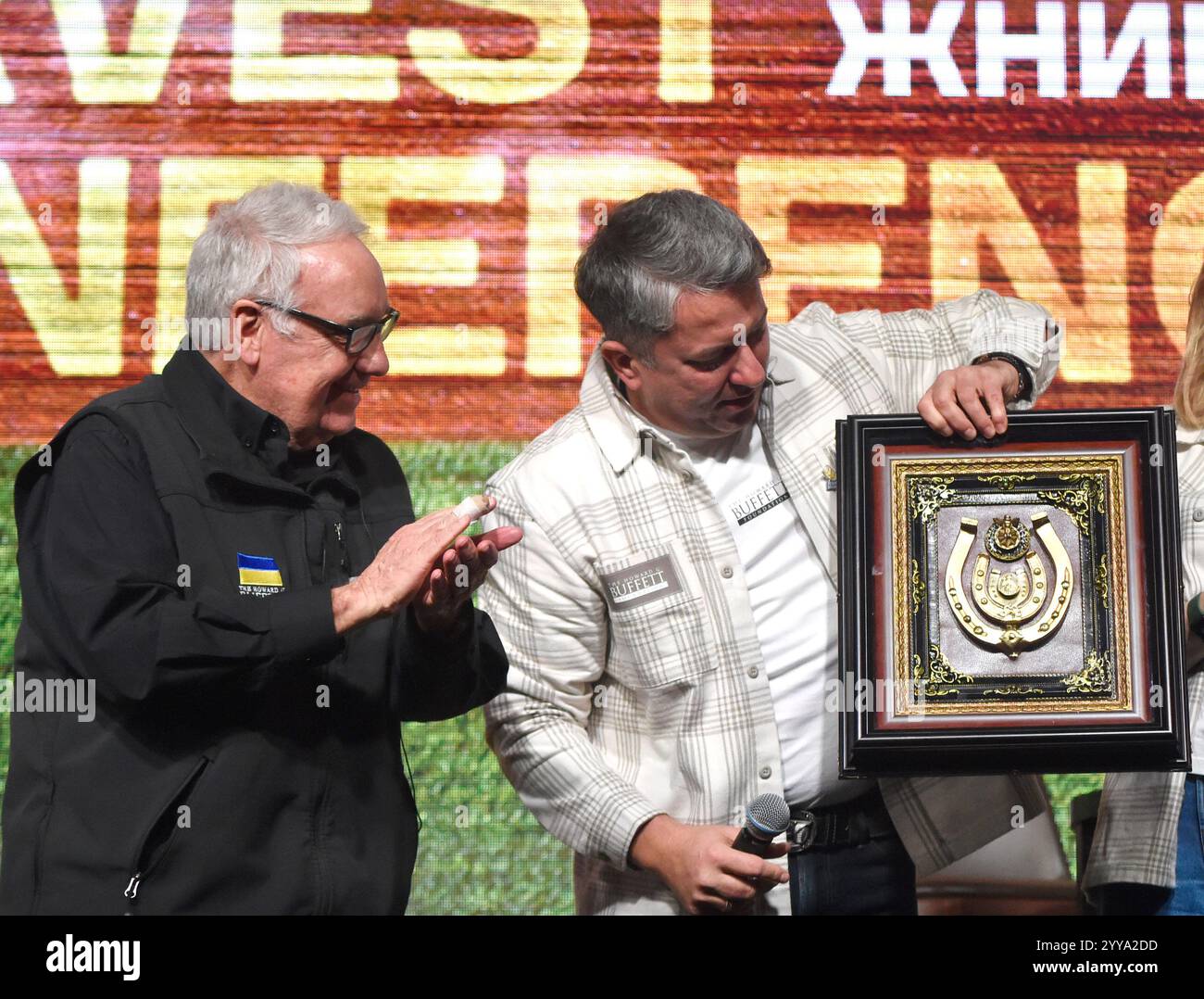 KIEV, UCRAINA - 19 DICEMBRE 2024 - il filantropo americano Howard Graham Buffett (L) e capo del Consiglio di vigilanza della Victory Harvest Charitable Foundation Dmytro Solomchuk partecipano alla Victory Harvest Conference presso il Parkovy Convention and Exhibition Center, Kiev, capitale dell'Ucraina. Foto Stock
