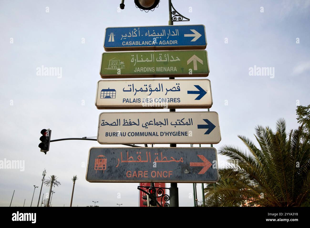 indicazioni stradali e indicazioni in francese e arabo per varie attrazioni e luoghi intorno a marrakech, marocco Foto Stock