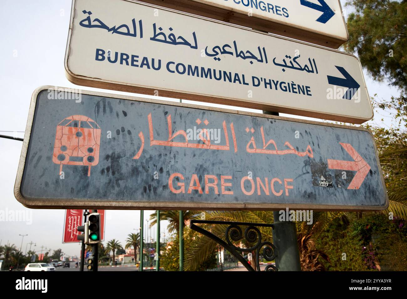 indicazioni stradali e indicazioni in francese e arabo per varie attrazioni e luoghi intorno a marrakech, marocco Foto Stock