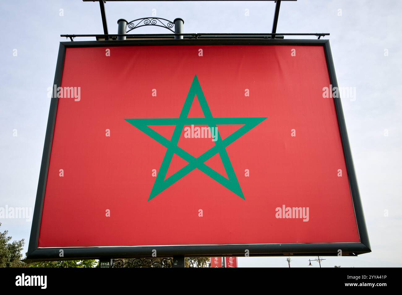 grande bandiera marocchina su un cartellone su una delle principali strade di avvicinamento a marrakech, marocco Foto Stock
