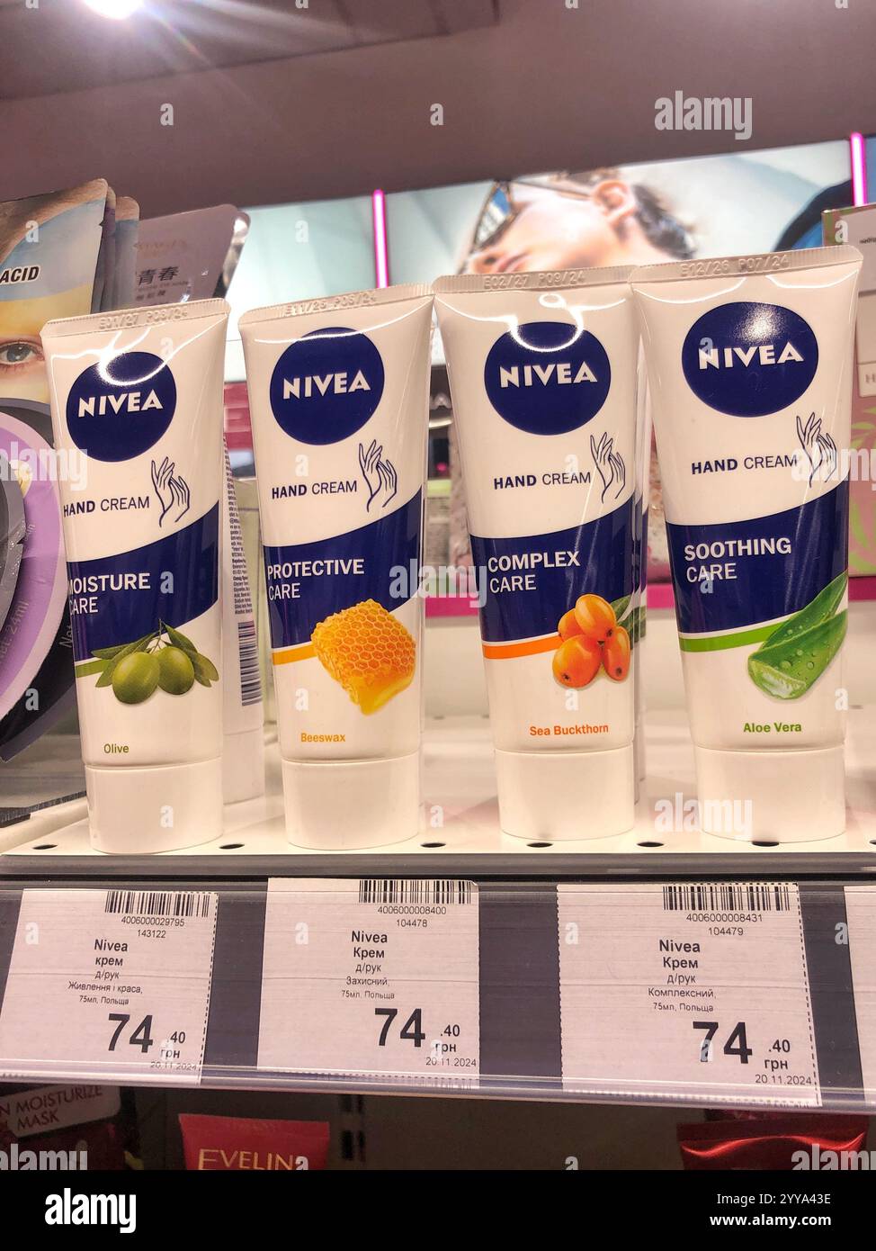 14.12.2024 Kharkov, Ucraina, crema mani Nivea. NIVEA è la crema per la pelle famosa in tutto il mondo. Foto Stock