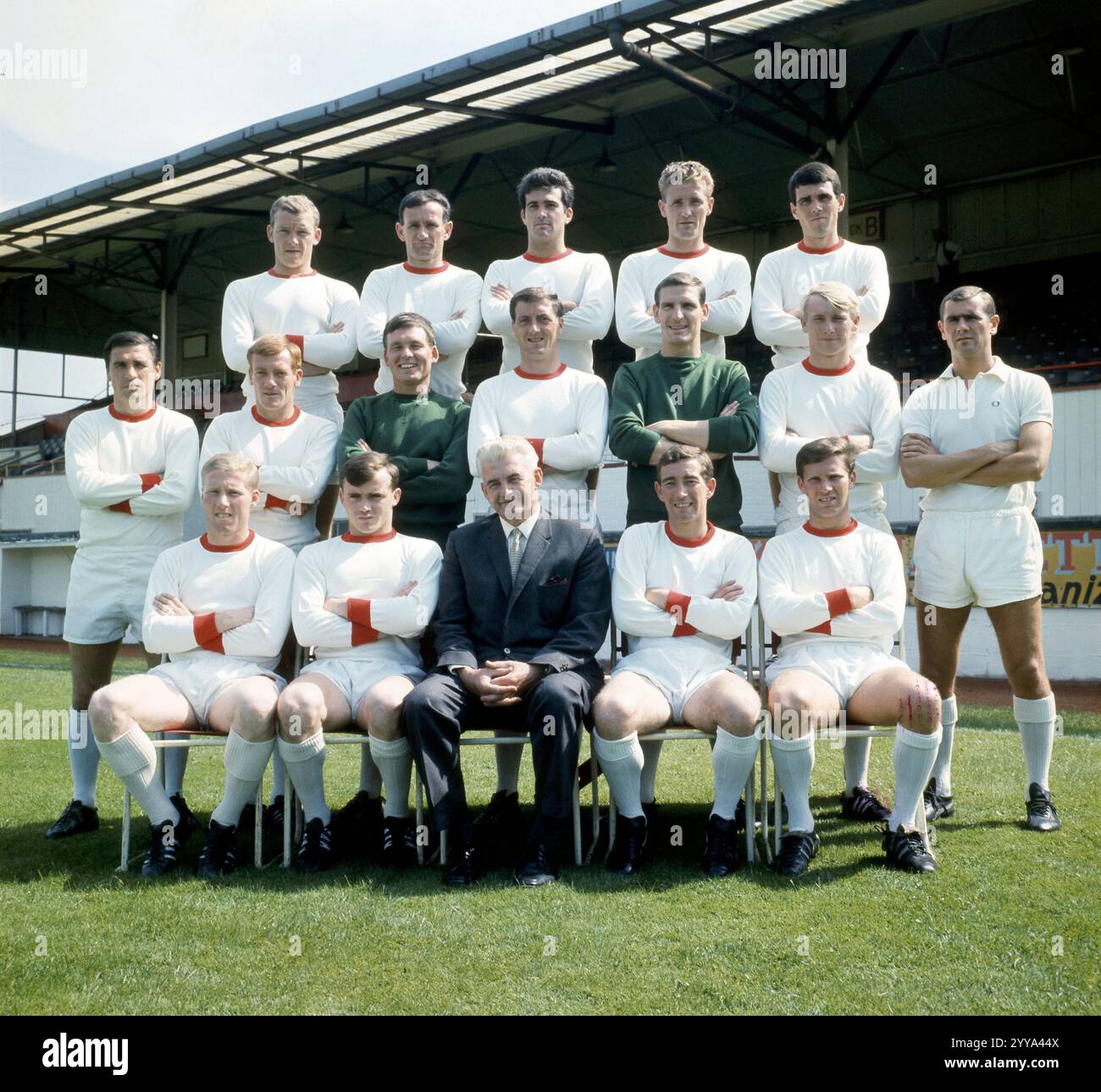 Wallsall Football Club 1967, seconda fila Trevor Meath, Jimmy Murray, Mick Evans, John Harris, Gerry Harris, Harry Middleton. Fila centrale Alan Jackson, Colin Taylor, Keith Ball, Terry Simpson, Bob Wasson, Stan Bennett, Arthor Cox. In prima fila Frank Gregg, Nick Atthey, il manager Ray Shaw, Alan Baker, Jimmy McMorran. Foto Stock