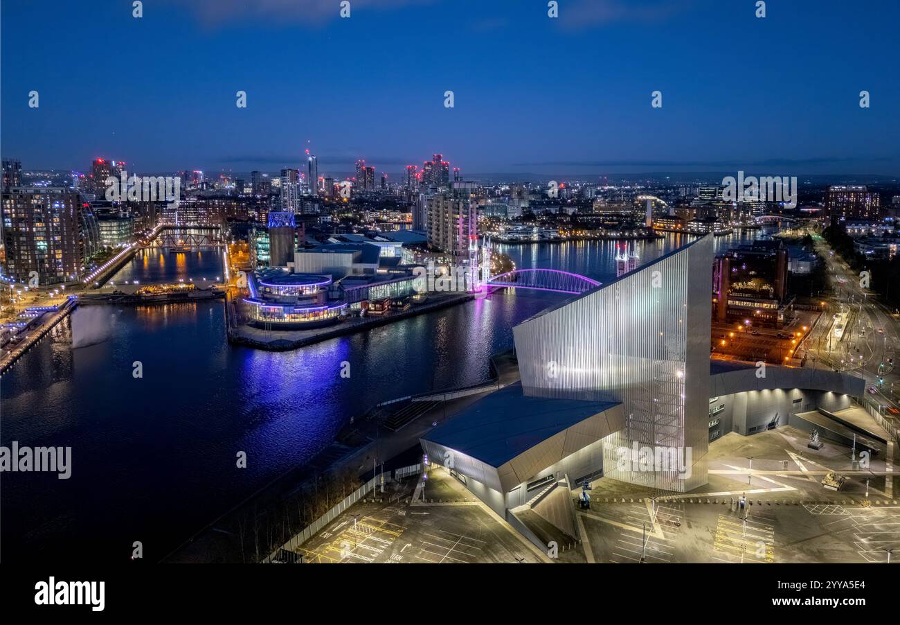 Salford Quays, Manchester, Inghilterra. Vista Ariel di Salford Quays, lungomare, Imperial War Museum, BBC Studios e Lowry. Skyline di Manchester. Foto Stock