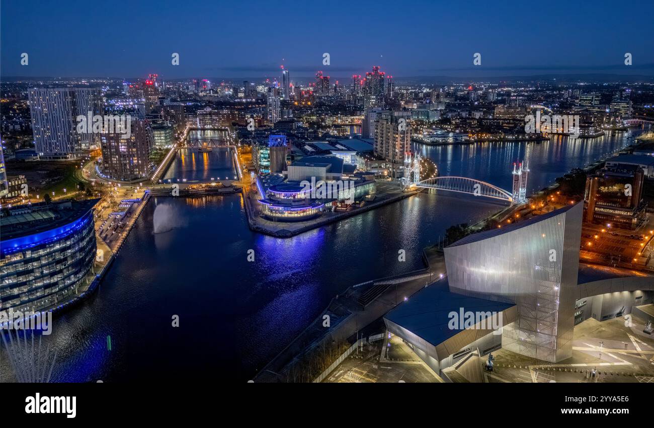 Salford Quays, Manchester, Inghilterra. Vista Ariel di Salford Quays, lungomare, Imperial War Museum, BBC Studios e Lowry. Skyline di Manchester. Foto Stock