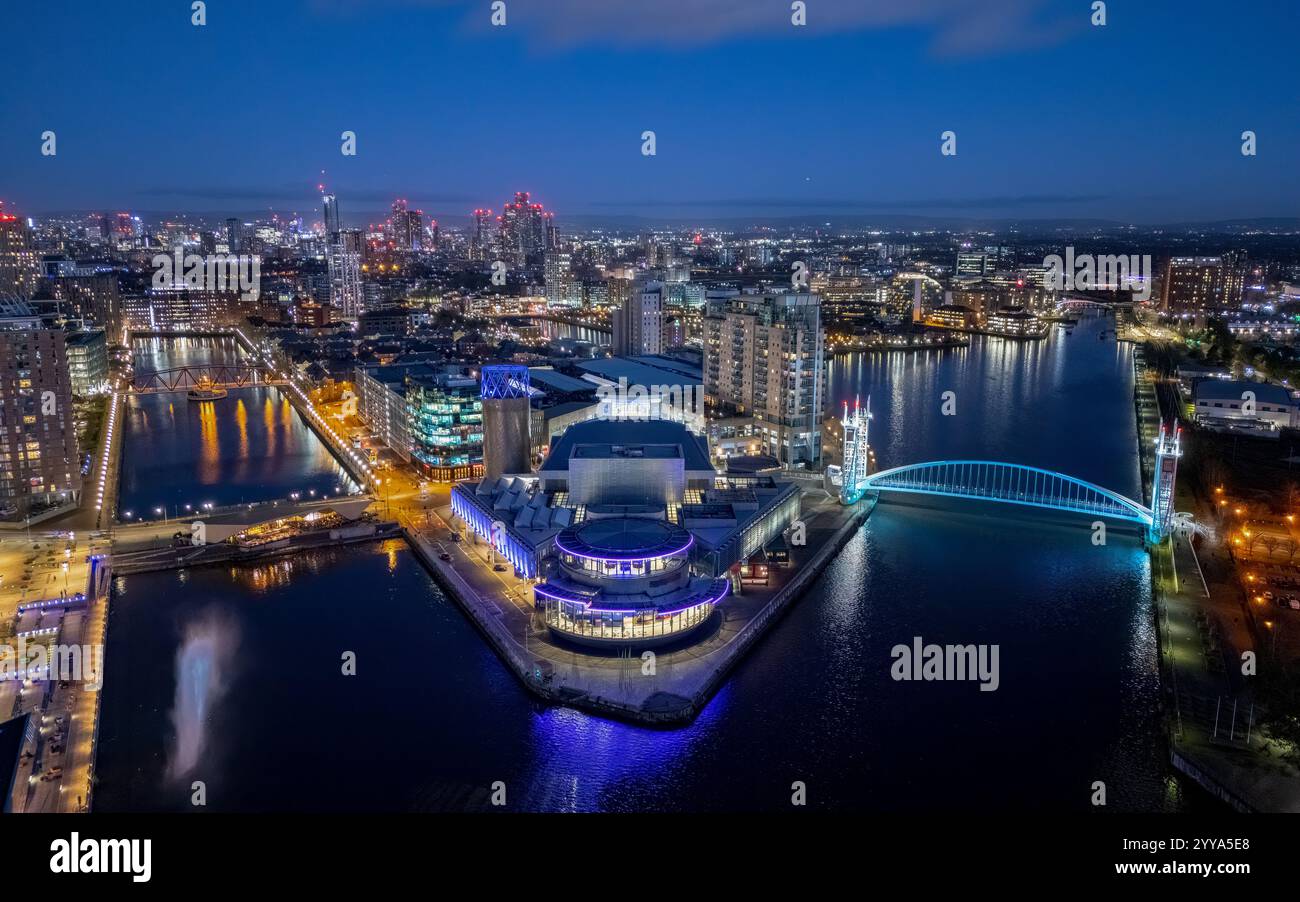 Salford Quays, Manchester, Inghilterra. Vista Ariel di Salford Quays, lungomare, Imperial War Museum, BBC Studios e Lowry. Skyline di Manchester. Foto Stock