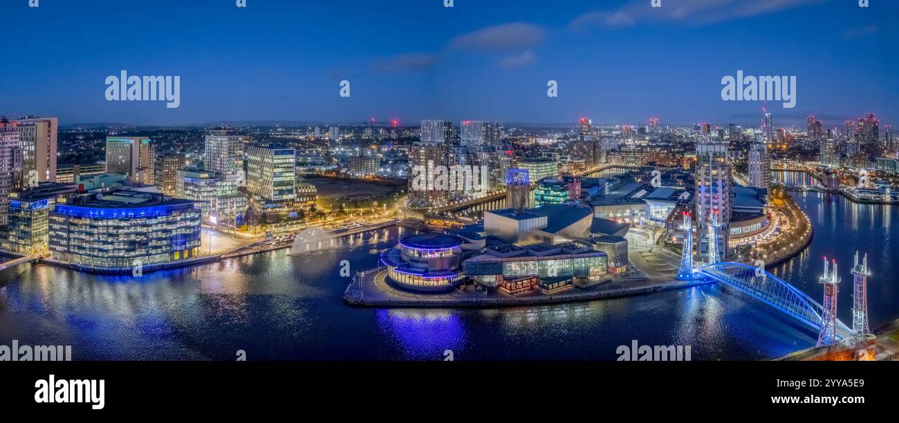 Salford Quays, Manchester, Inghilterra. Vista Ariel di Salford Quays, lungomare, Imperial War Museum, BBC Studios e Lowry. Skyline di Manchester. Foto Stock