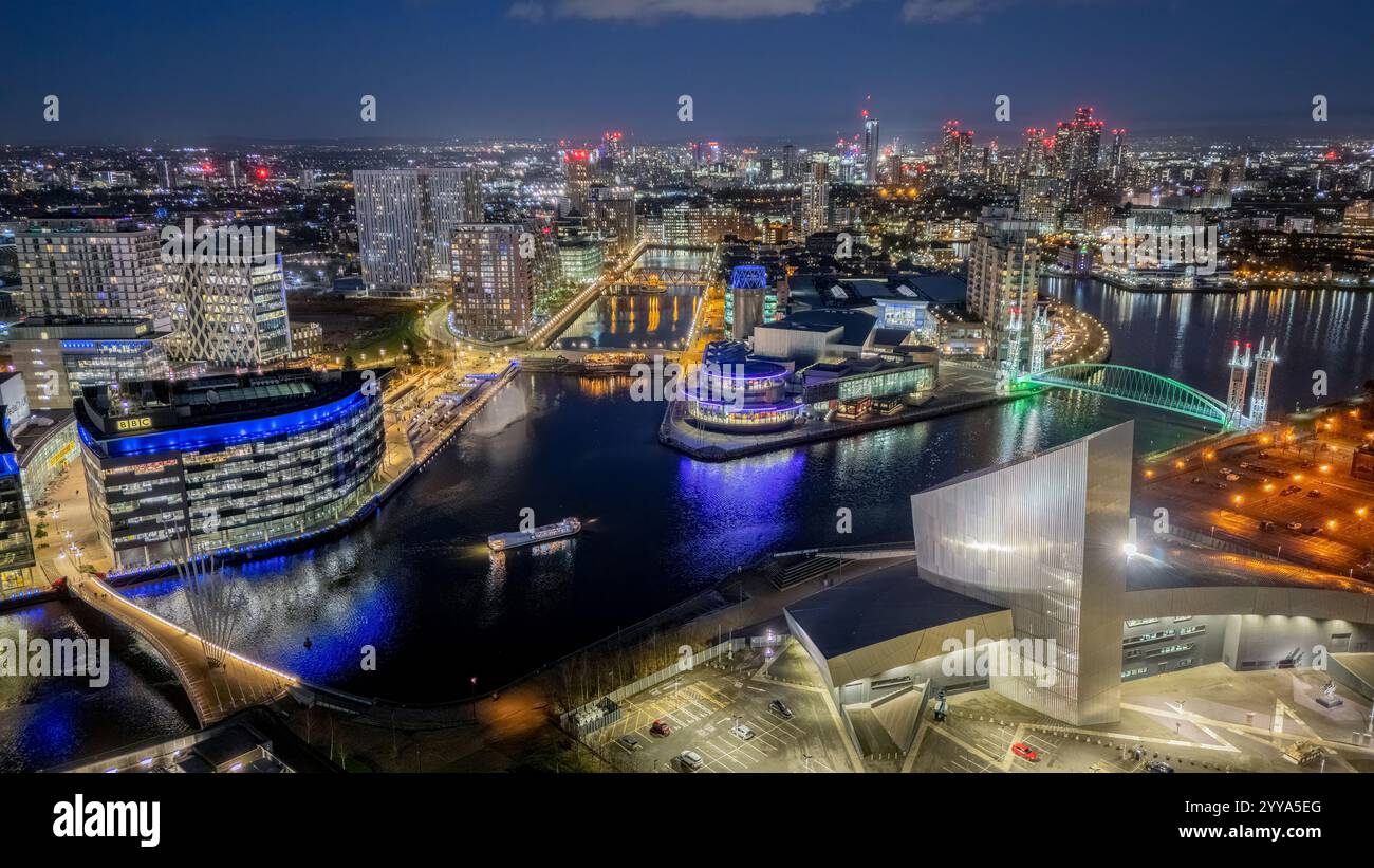 Salford Quays, Manchester, Inghilterra. Vista Ariel di Salford Quays, lungomare, Imperial War Museum, BBC Studios e Lowry. Skyline di Manchester. Foto Stock