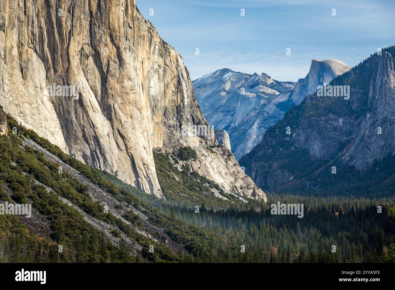 Scopri le iconiche scogliere e le montagne della Yosemite Valley, mostrando lo splendido paesaggio delle montagne della Sierra Nevada della California. Foto Stock